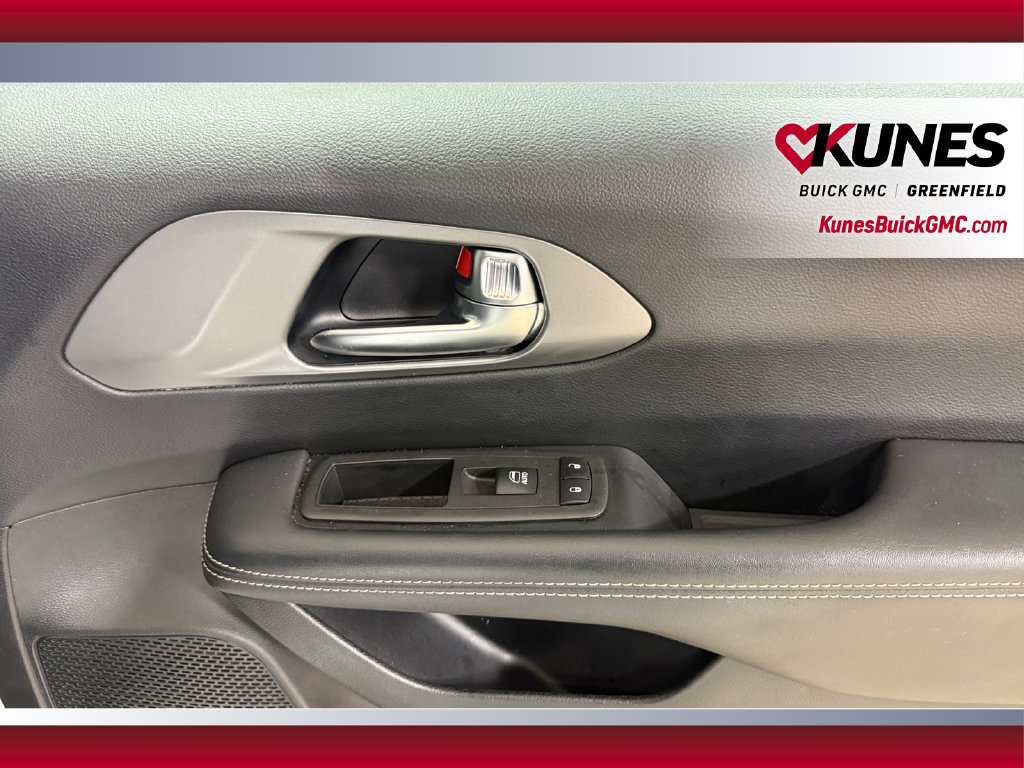 Used 2025 Chrysler Pacifica Select FWD image 35
