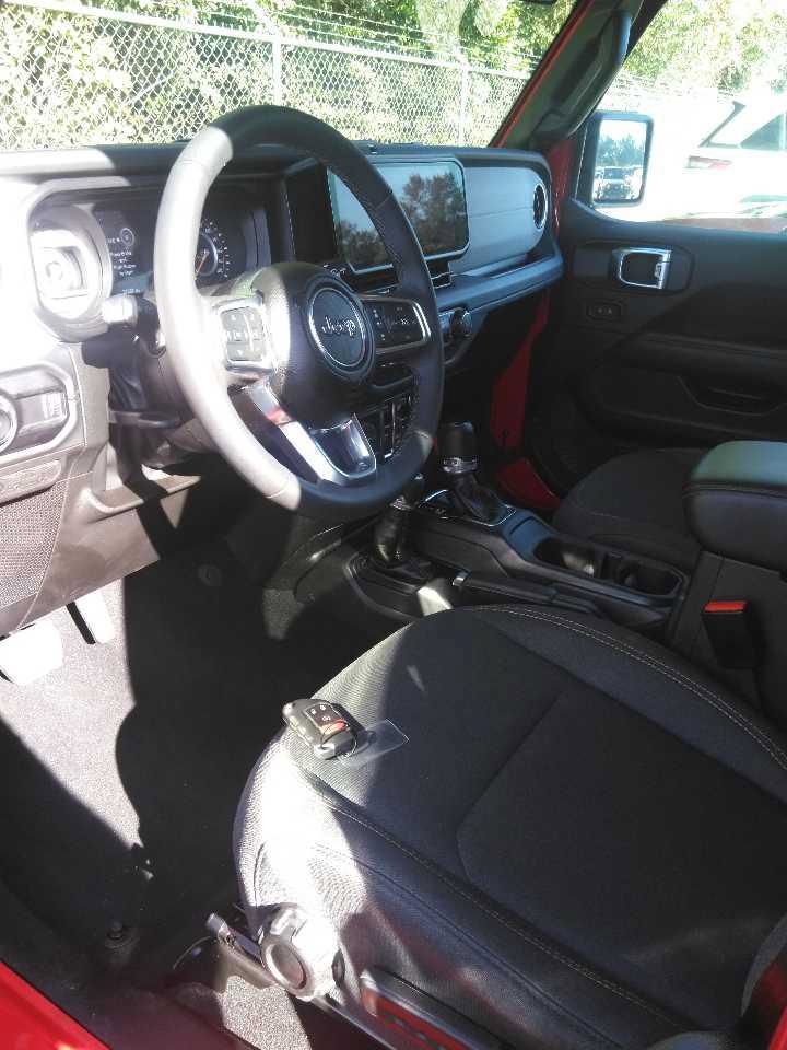 Used 2025 Jeep Wrangler Unlimited Sahara AWD/4WD image 7