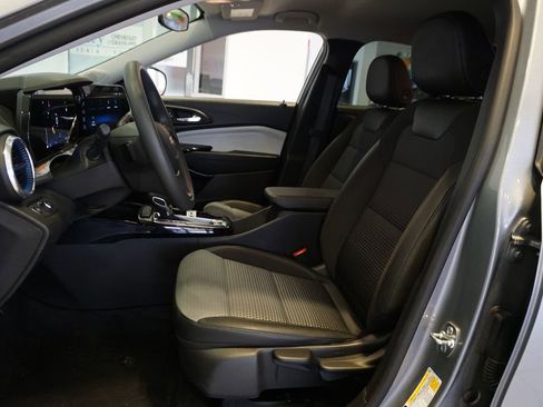 Certified 2025 Chevrolet Trax LT image 9