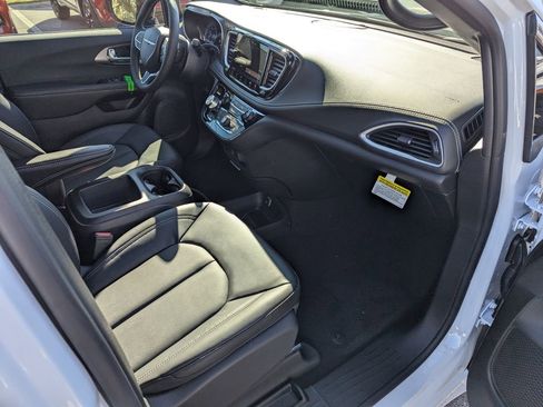 New 2026 Chrysler Pacifica Select image 36