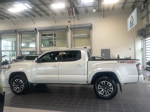 Used 2021 Toyota Tacoma TRD Sport w/ Technology Package AWD/4WD image 4