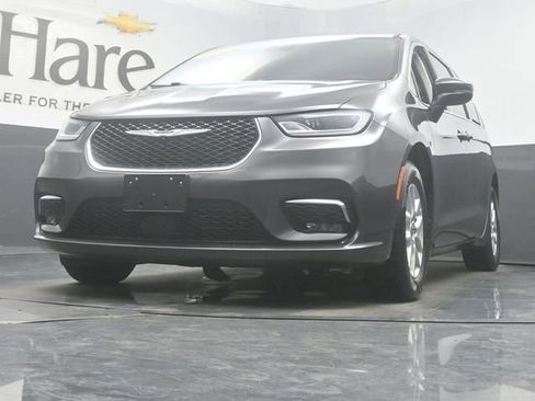 Used 2023 Chrysler Pacifica Touring-L FWD image 4