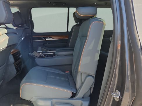 Used 2022 Jeep Grand Wagoneer Series II w/ Convenience Group III AWD/4WD image 10