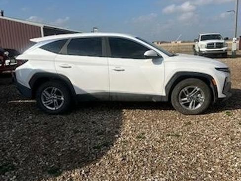 Certified 2025 Hyundai Tucson SE image 3