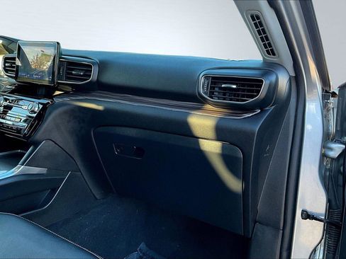 Used 2022 Ford Explorer Limited image 22