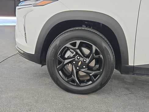 Used 2025 Chevrolet Trax LT w/ LT Convenience Package image 37