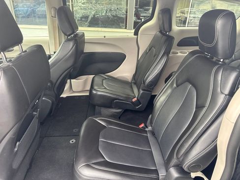 Used 2024 Chrysler Pacifica Touring-L FWD image 10