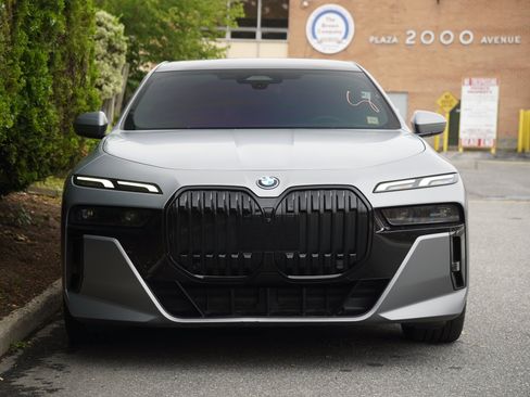 Used 2023 BMW i7 xDrive60 w/ Parking Assistance Package AWD/4WD image 11