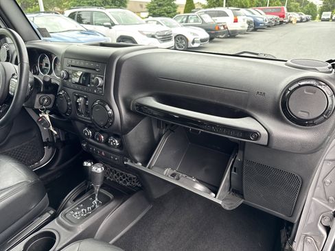 Used 2015 Jeep Wrangler Unlimited Sahara AWD/4WD image 15