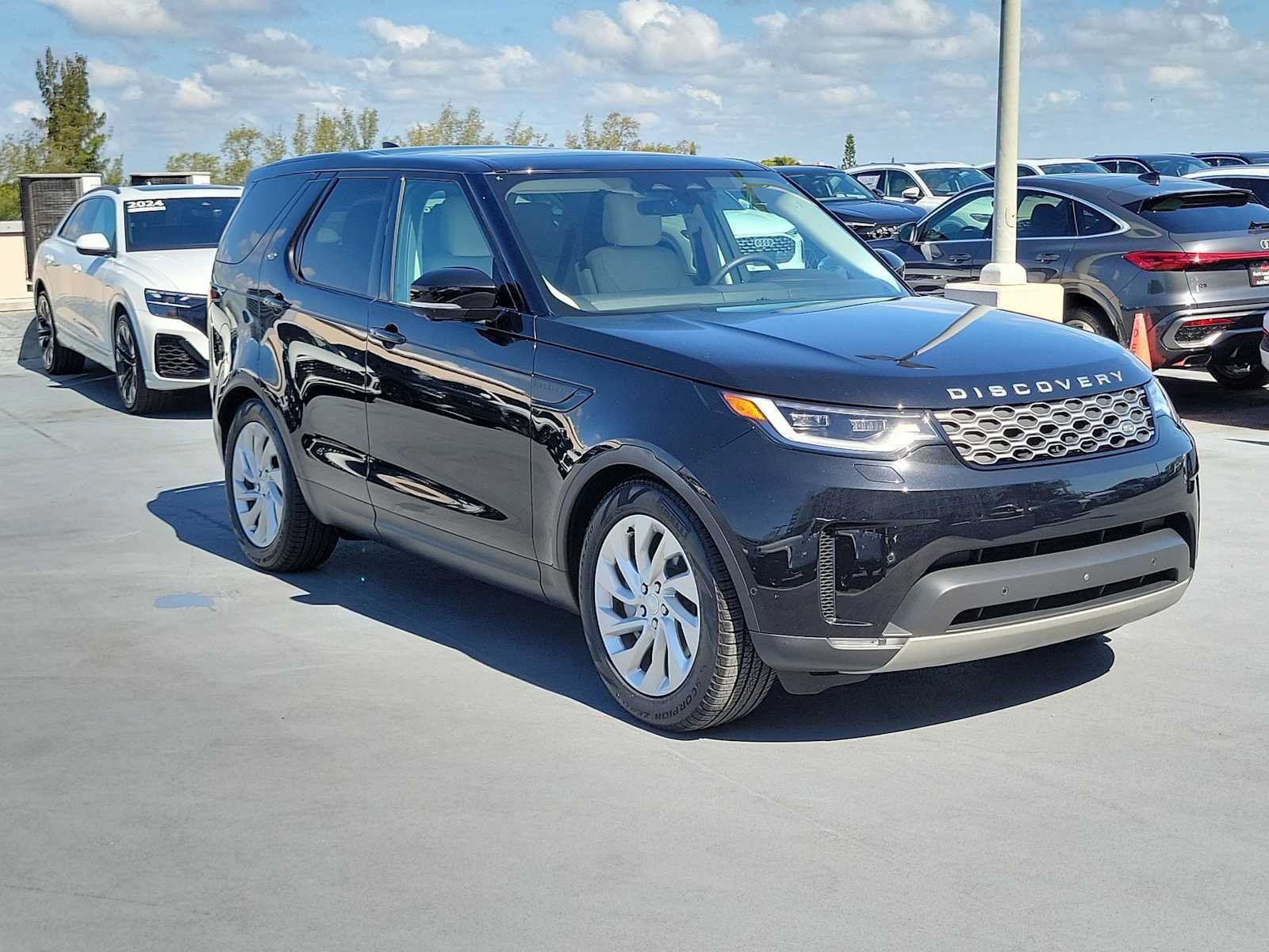 Used 2025 Land Rover Discovery S AWD/4WD image 8