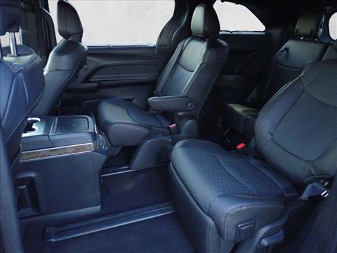 Used 2025 Toyota Sienna Platinum image 9