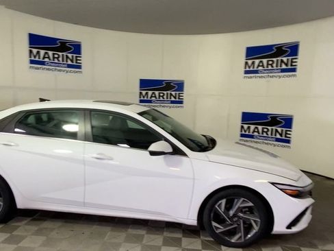 Used 2025 Hyundai Elantra Limited FWD image 3
