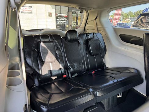 Used 2022 Chrysler Pacifica Touring-L image 37