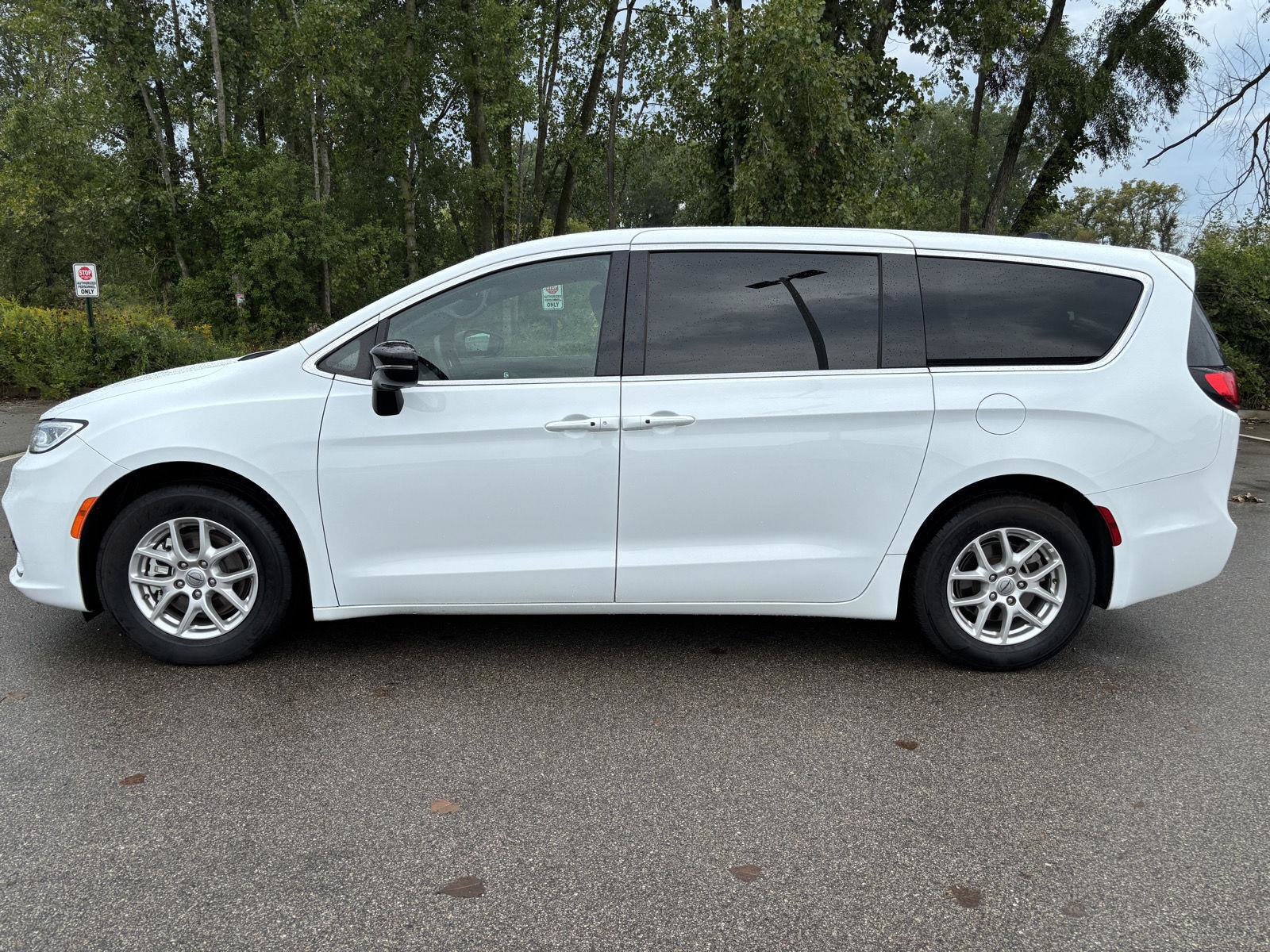 Used 2025 Chrysler Pacifica Select FWD image 2