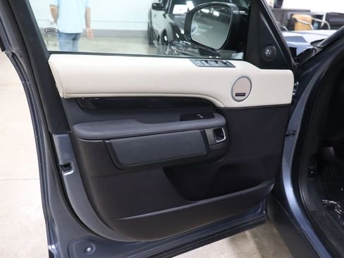 Used 2019 Land Rover Discovery SE image 9