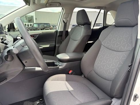 Used 2025 Toyota RAV4 XLE AWD/4WD image 15