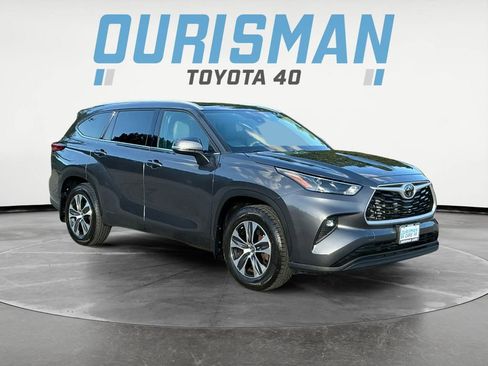 Used 2022 Toyota Highlander XLE AWD/4WD image 1