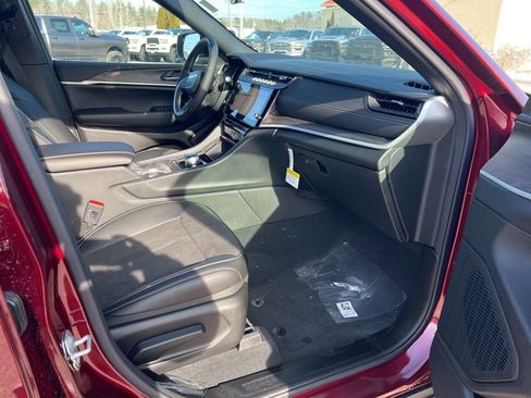 New 2026 Jeep Grand Cherokee Altitude image 11