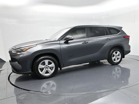 Used 2023 Toyota Highlander L image 4
