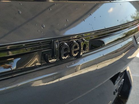 Used 2023 Jeep Grand Cherokee Limited w/ Black Appearance Package RWD image 6