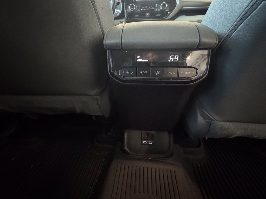 Used 2023 Toyota Highlander XLE FWD image 23