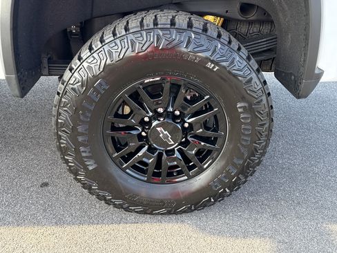 Used 2025 Chevrolet Silverado 2500 ZR2 w/ Technology Package image 36