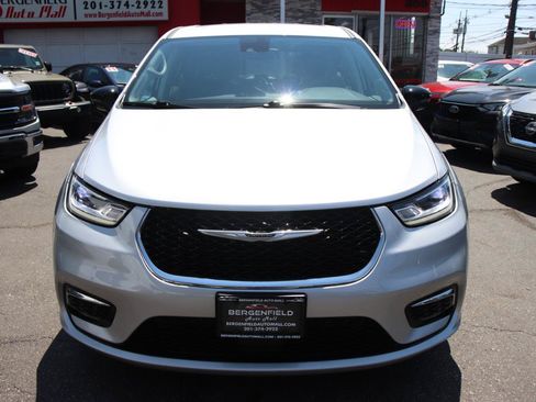 Used 2024 Chrysler Pacifica Touring-L FWD image 8