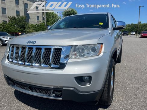Used 2013 Jeep Grand Cherokee Overland w/ Advance Technology Group AWD/4WD image 28