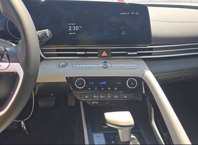 Used 2025 Hyundai Elantra Limited FWD image 12