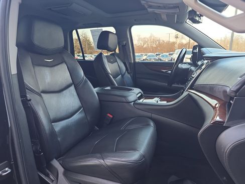 Used 2018 Cadillac Escalade Luxury image 32