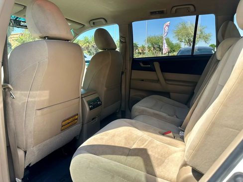 Used 2012 Toyota Highlander FWD w/ Tech Pkg image 13