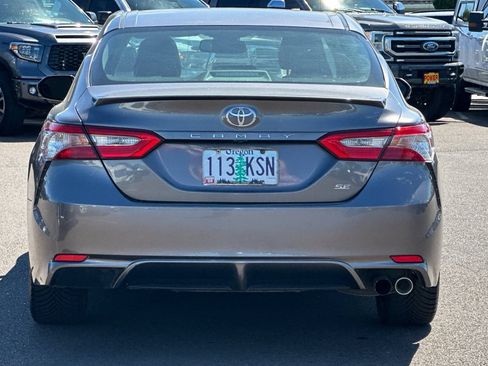 Used 2018 Toyota Camry SE w/ Moonroof Package FWD image 5