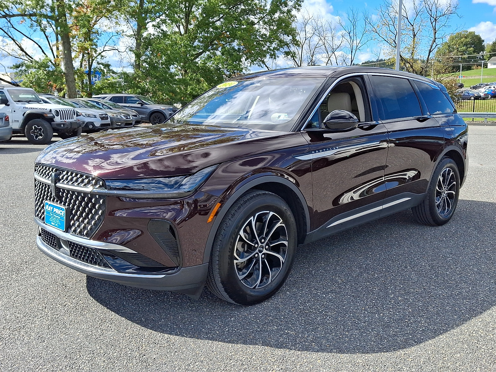 Used 2024 Lincoln Nautilus Premier AWD/4WD image 4