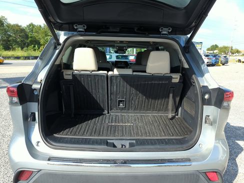 Used 2020 Toyota Highlander XLE FWD image 32