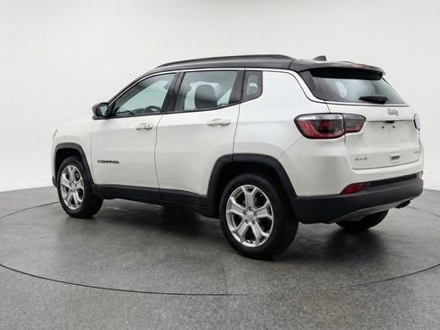 Used 2025 Jeep Compass Latitude AWD/4WD image 6