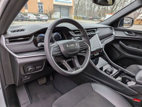 Used 2023 Jeep Grand Cherokee Altitude image 12