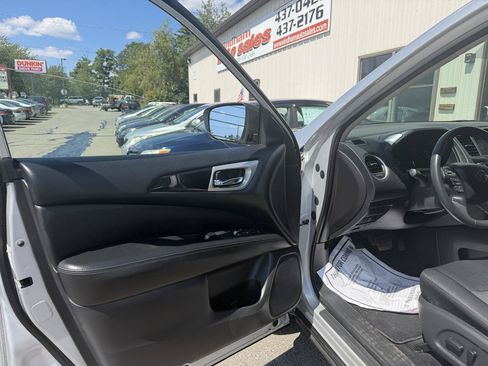 Used 2018 Nissan Pathfinder SV AWD/4WD image 10