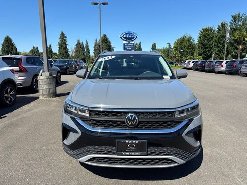 Used 2023 Volkswagen Taos SE w/ Panoramic Sunroof Package AWD/4WD image 9