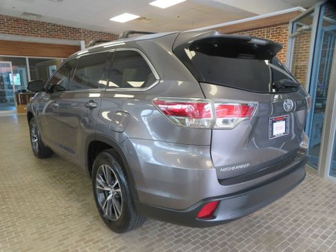 Used 2016 Toyota Highlander XLE FWD image 6