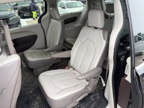 Used 2017 Chrysler Pacifica Touring-L Plus w/ Advanced Safetytec Group image 10