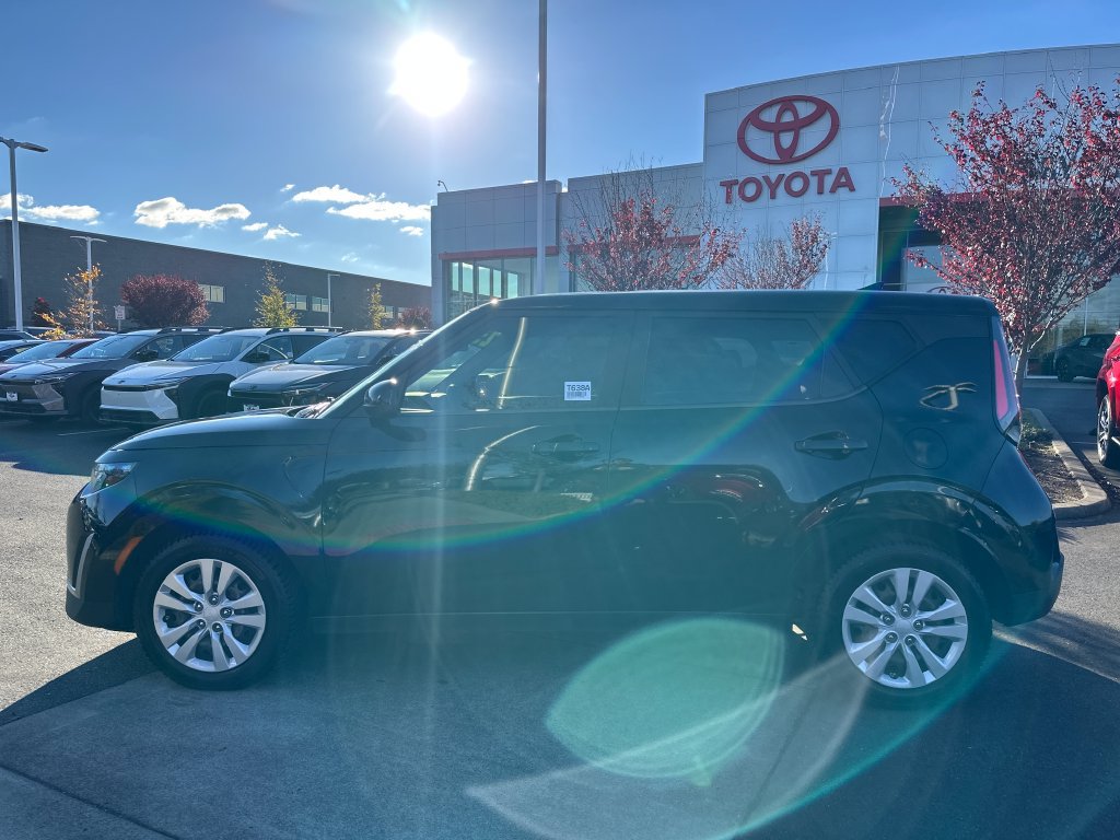 Used 2023 Kia Soul LX FWD image 2