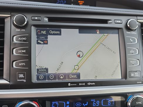 Used 2017 Toyota Highlander Limited image 24