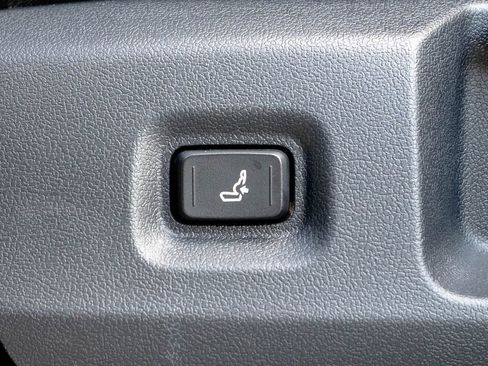 Used 2025 Toyota Tacoma SR5 AWD/4WD image 19