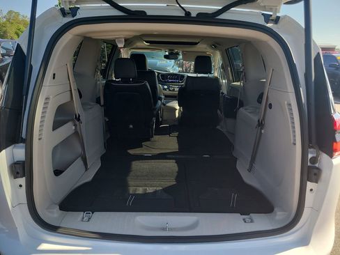 Used 2023 Chrysler Pacifica Limited image 8