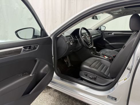 Used 2017 Volkswagen Passat 3.6 SEL Premium image 11