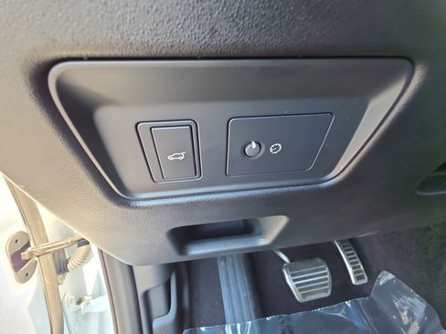 Certified 2025 Land Rover Discovery Dynamic SE AWD/4WD image 13