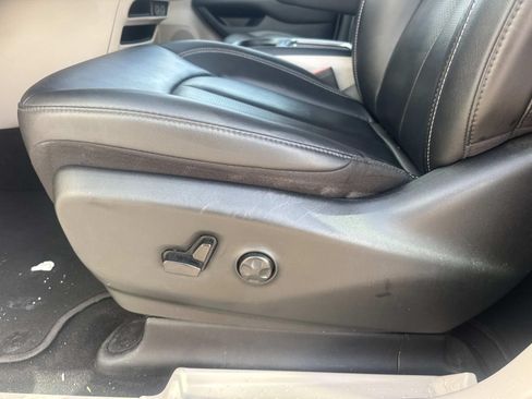 Used 2024 Chrysler Pacifica Touring-L FWD image 18