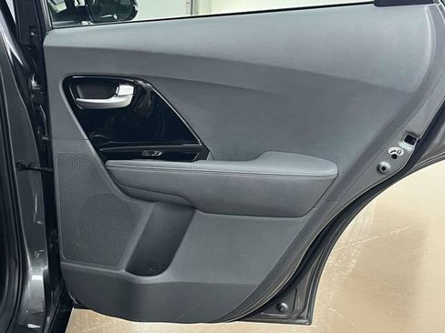 Used 2017 Kia Niro EX FWD image 22