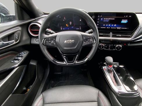 Used 2025 Chevrolet Trax RS w/ Sunroof Package FWD image 6