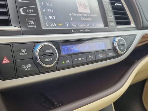 Used 2019 Toyota Highlander Limited Platinum FWD image 31